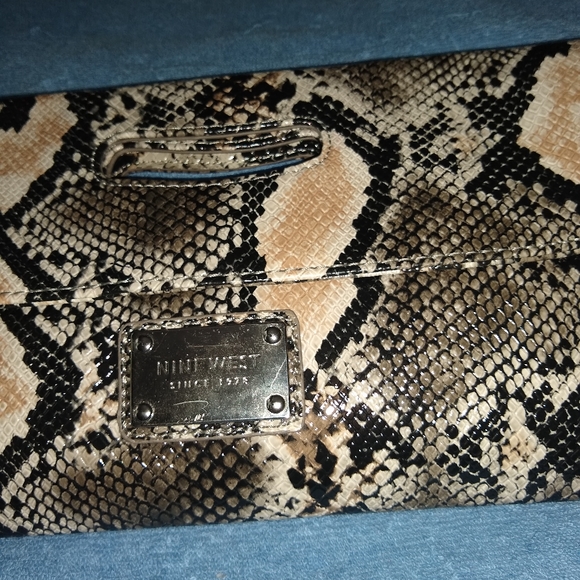 Nine West faux snakeskin clutch. - Picture 5 of 7